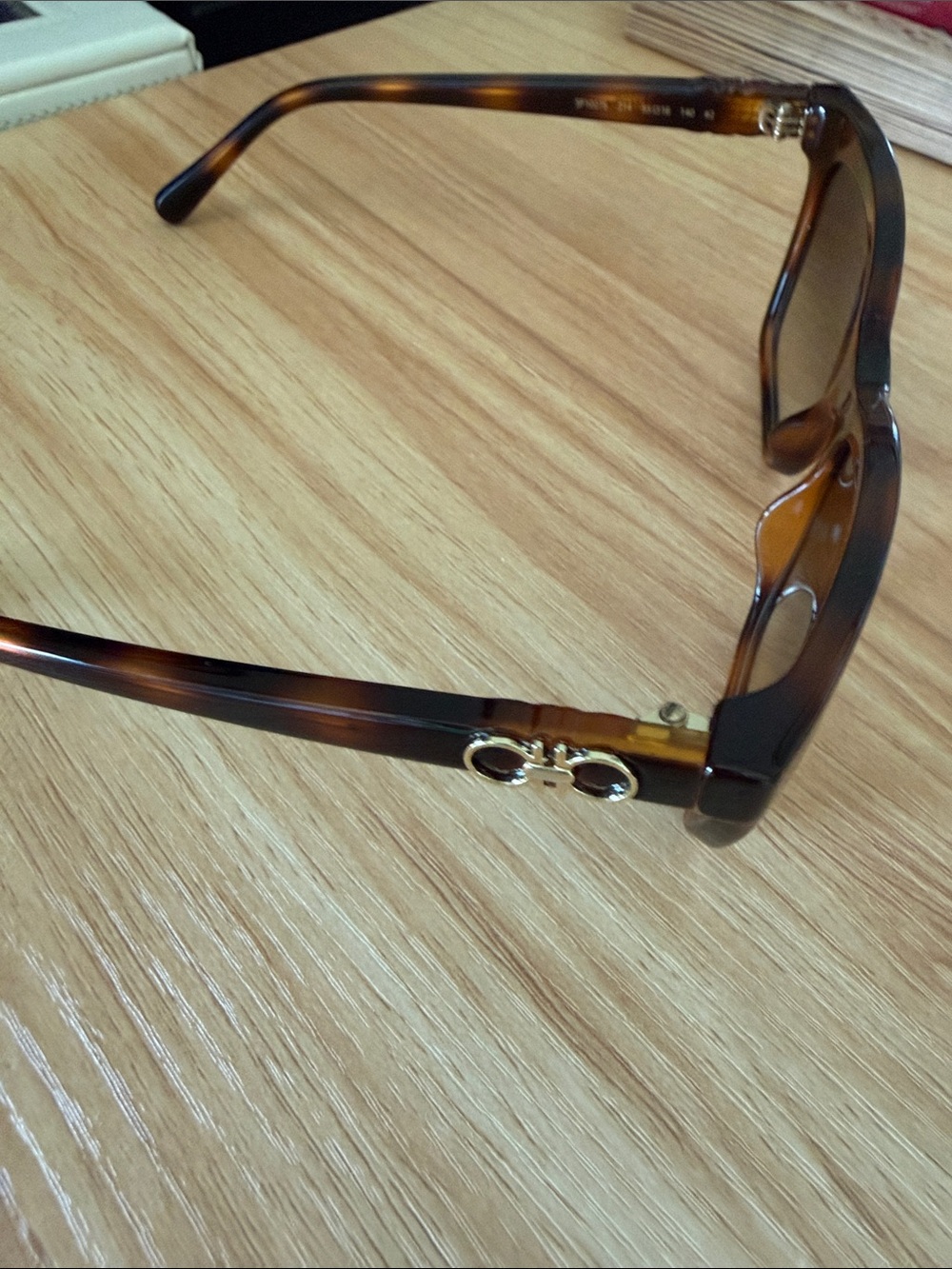 NWT Salvatore Ferragamo unisex Sunglasses w/ Red and Black Accessory Set - Picture 6 of 10
